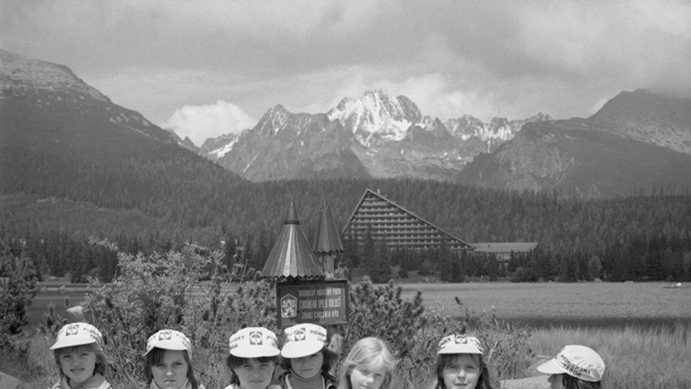 Na snímke z 13. júla 1980 deti na výlete na Štrbskom Plese, hoci počasie pri fotení nebolo najpriaznivejšie. 