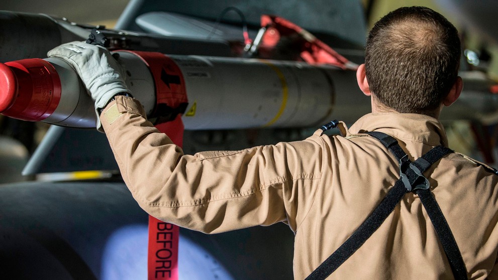Pilot britského Tornada kontroluje zbrane na stíhačke po zásahu v Sýrii.
