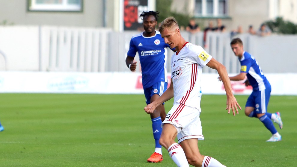 Na snímke Martin Regáli (Ružomberok) a v pozadí Elvis Sukisa Mashike (Senica).