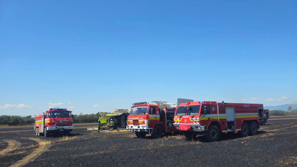 Pri obci Vijčice vypukol rozsiahly požiar na poli s obilím