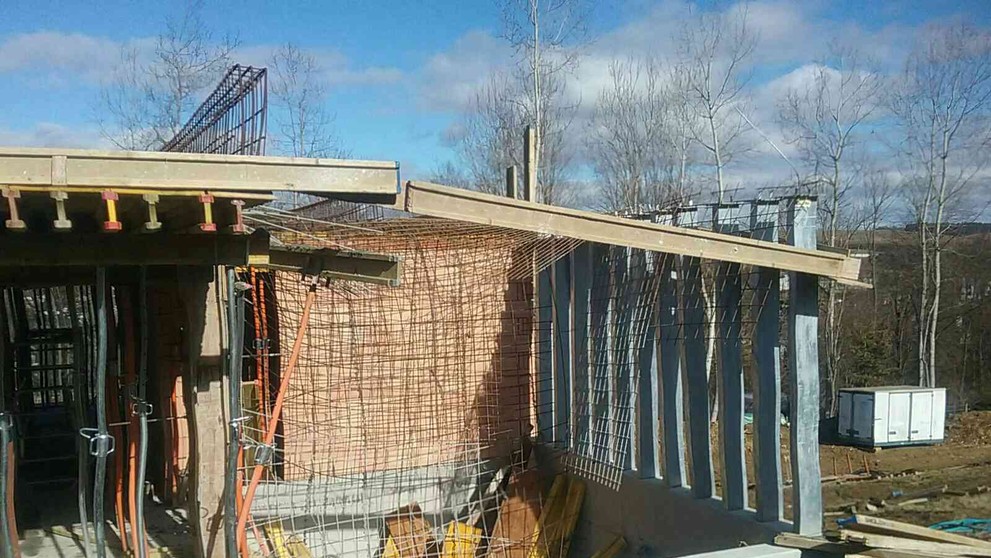 Pri stavbe rodinného domu sa pod robotníkmi prepadlo šalovacie debnenie.