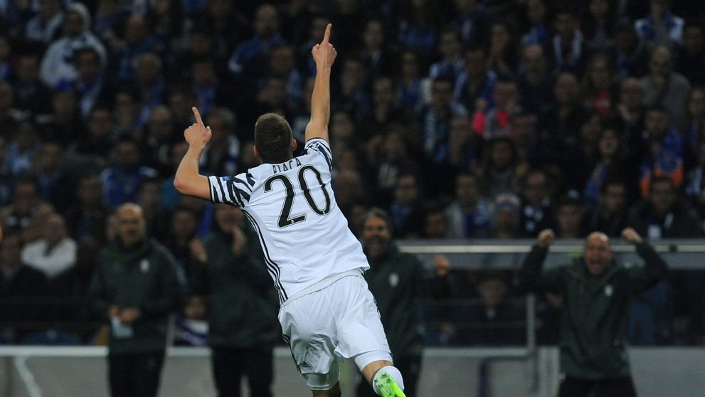 Zakončovateľ Juventusu Marko Pjaca s pohľadom do nebies oslavuje svoj gól v osemfinále LM proti Portu.