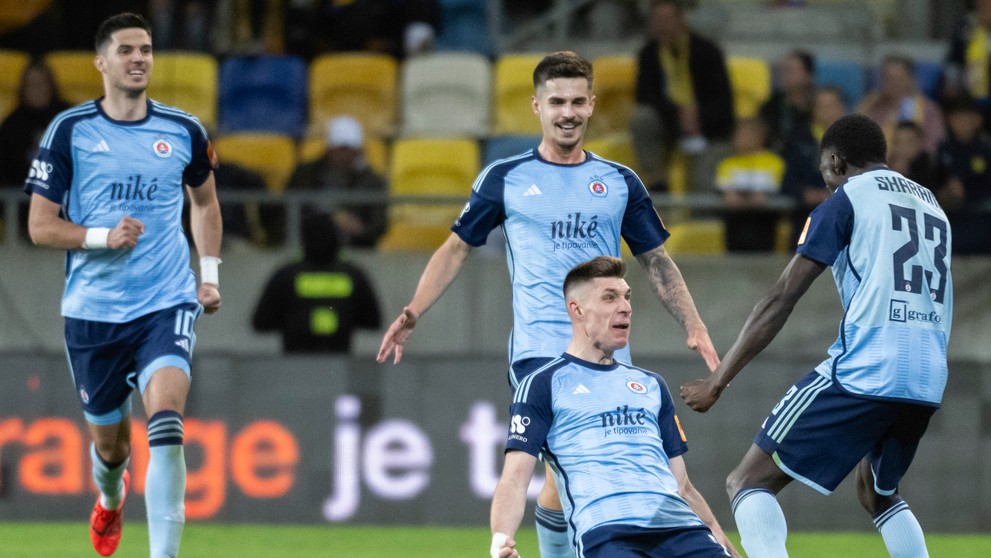 Gólová radosť Slovanistov sprava Sharani Zuberu, strelec gólu Danylo Ignatenko, Matúš Vojtko a Marko Tolič v 7. kole Niké ligy skupiny o titul v Dunajskej Strede.