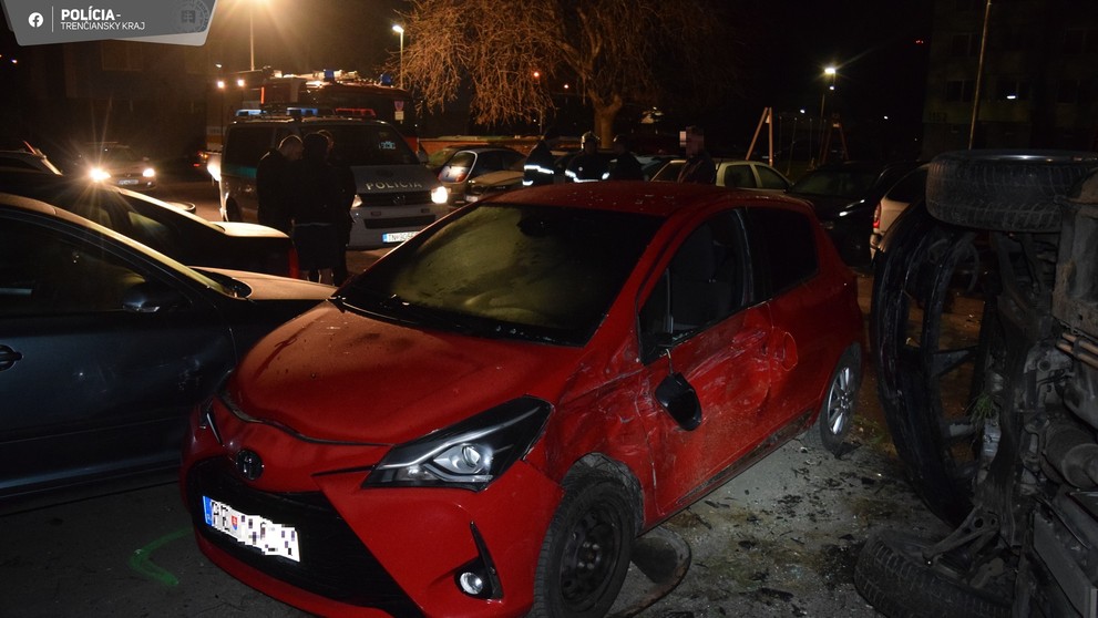 Opitý vodič v Partizánskom zdemoloval päť vozidiel.
