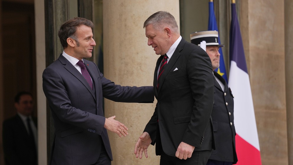 Slovenského premiéra Roberta Fica prijal v Elizejskom paláci francúzsky prezident Emmanuel Macron.