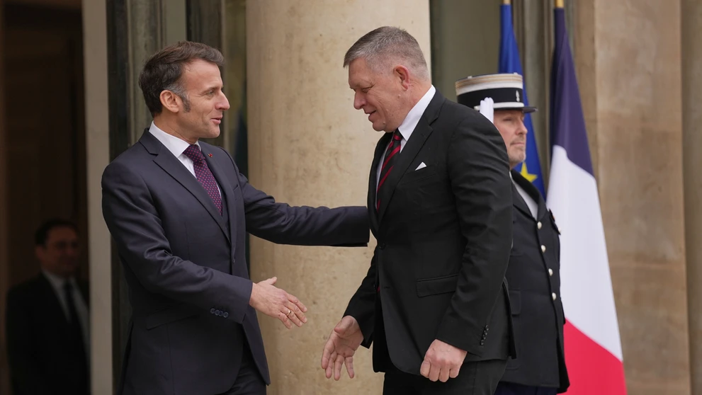 Slovenského premiéra Roberta Fica prijal v Elizejskom paláci francúzsky prezident Emmanuel Macron.