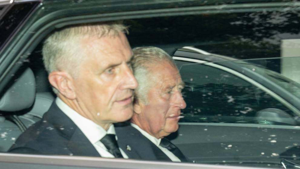 Kráľ Karol III. sa v aute presúva na letisko v Aberdeene.