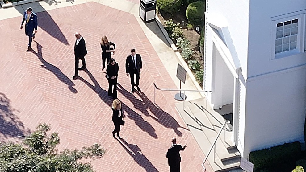 Posledné zbohom hercovi Matthewovi Perrymu prišli dať aj herci zo seriálu Priatelia