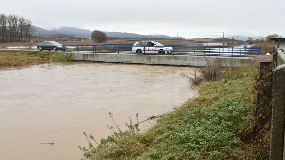 Na snímke zatopené futbalové ihrisko FK TJ Lokomotíva ŠM Michaľany riekou Roňava
