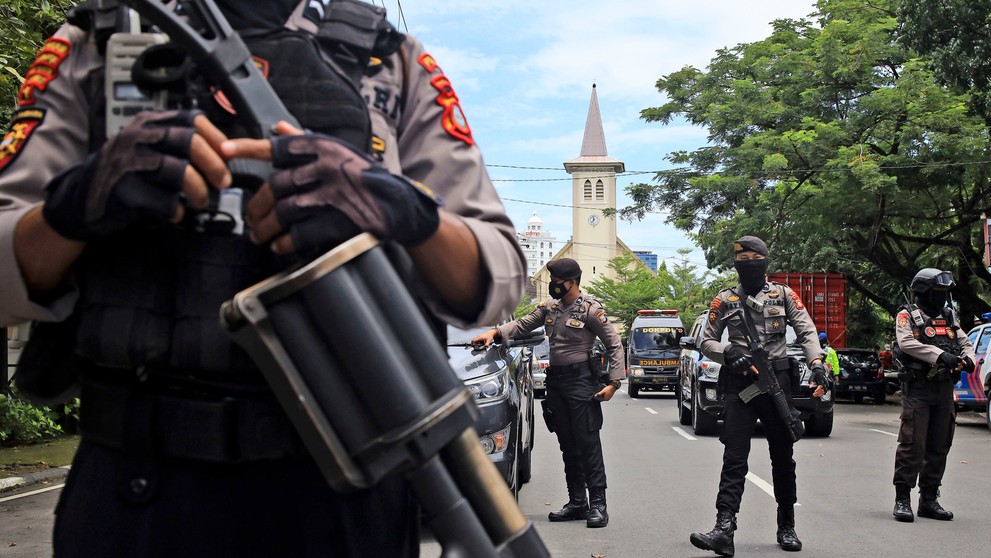 Samovražedný útočník sa v Indonézií odpálil pred katedrálou
