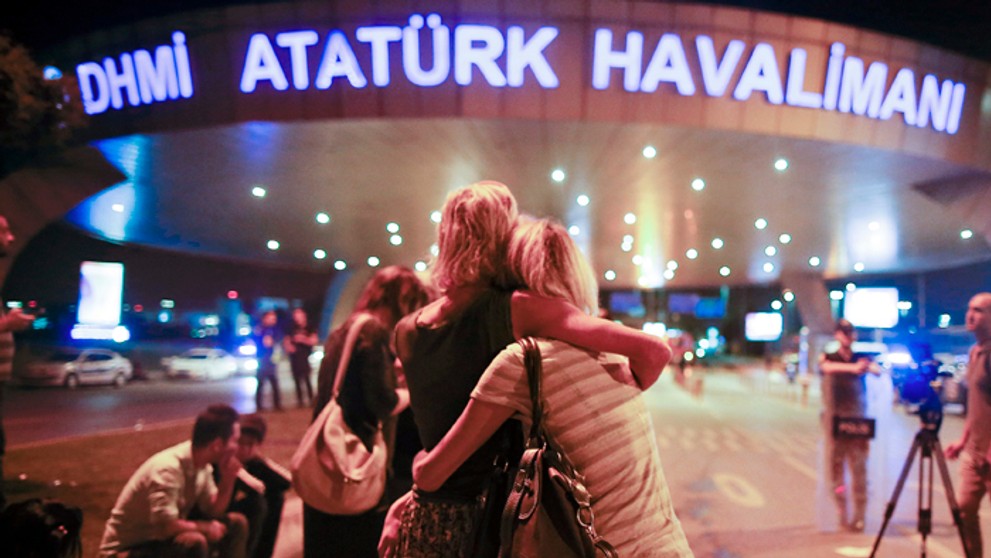 Teroristický útok na Atatürkovom letisku v tureckej metropole Istanbul.