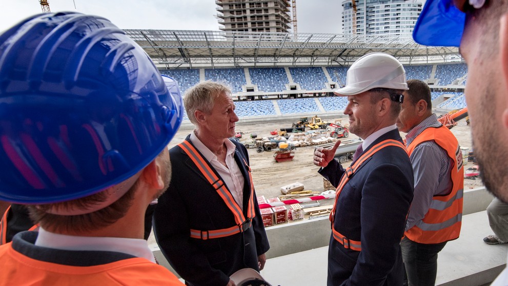 Na snímke zľava investor, podnikateľ Ivan Kmotrík starší a predseda vlády Peter Pellegrini počas kontrolného dňa na stavbe NFŠ.