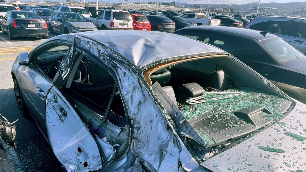 Koleso dopadlo na parkovisko pre zamestnancov na Medzinárodnom letisku v San Franciscu, kde poškodilo jedno z áut, prerazilo plot a zastavilo sa na susednom parkovisku.