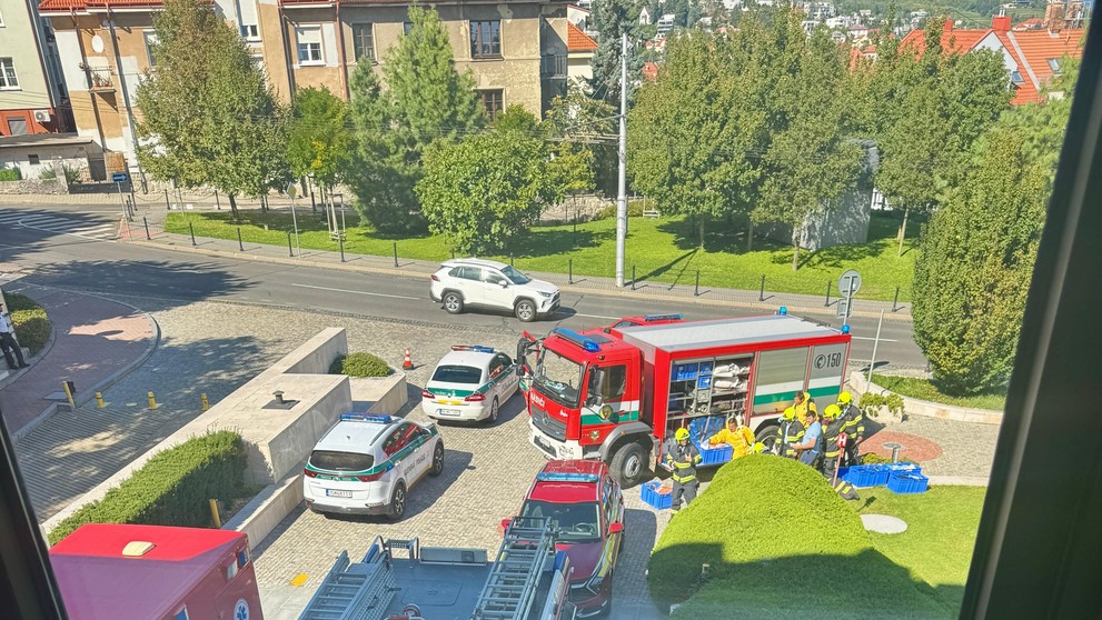 V budove NR SR zasahujú hasiči