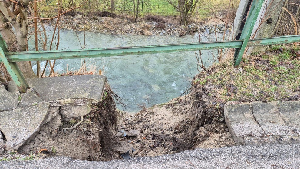 Pre zosuv pôdy v Ružomberku vyhlásili mimoriadnu situáciu.
