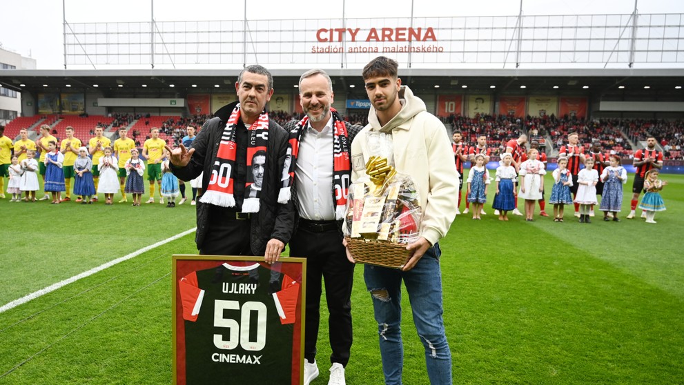 Na snímke zľava bývalý futbalista Marek Ujlaky st., prezident Spartaka Peter Macho a hráč Spartaka Marek Ujlaky ml. 
