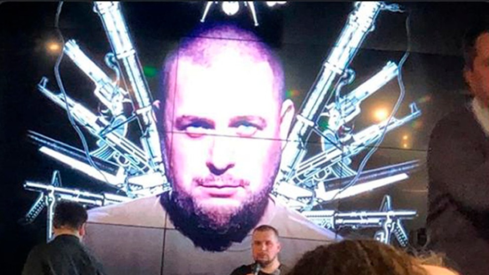 Propagandistický a provojnový bloger píšuci pod pseudonymom Vladlen Tatarskij diskutuje počas besedy pred výbuchom v petrohradskej kaviarni.