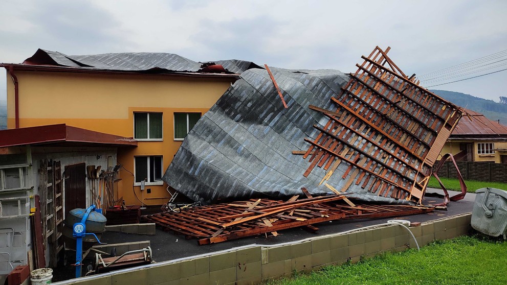 Strhnutá strecha obecného úradu v Zbudskom Dlhom.