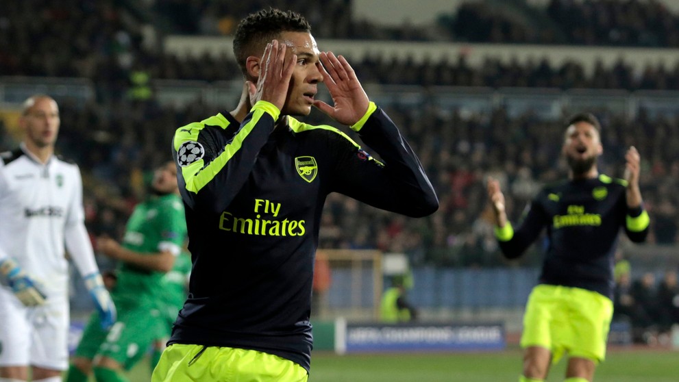 Kieran Gibbs (Arsenal) sa chytá za hlavu po nepremenej šanci.