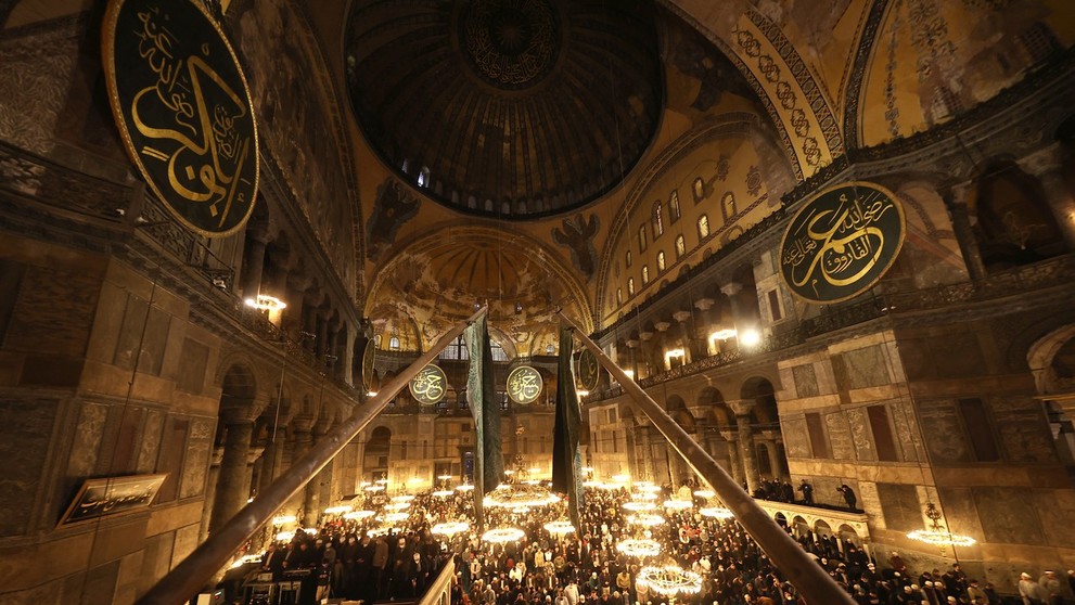 Moslimovia počas modlitby Tarawih v mešite Hagia Sofia v Istanbule.