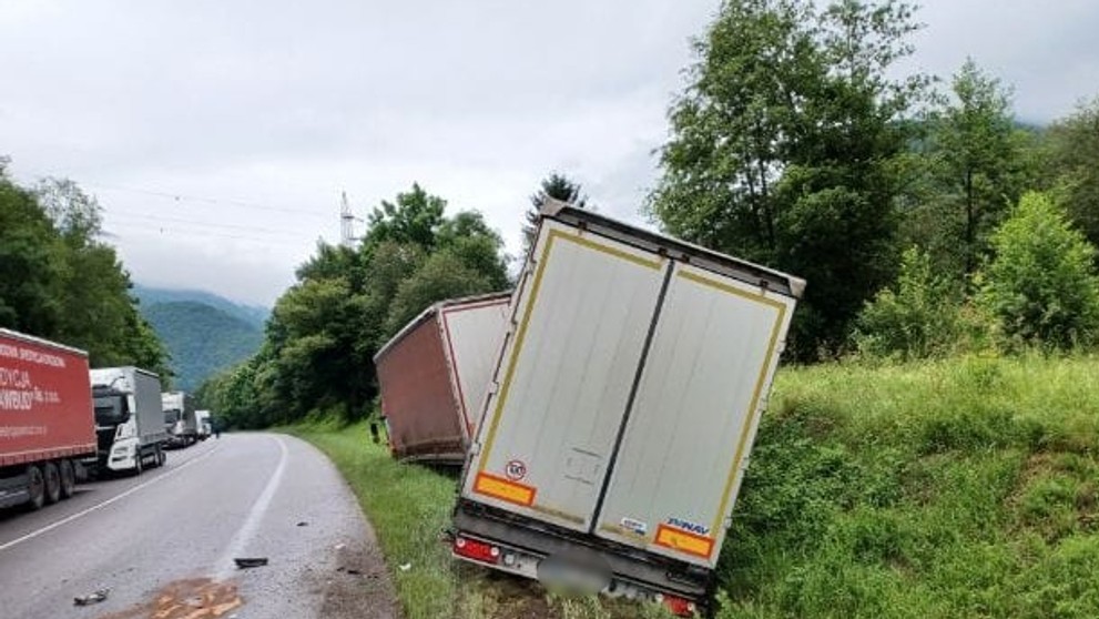 Nehoda kamiónu a dvoch áut na ceste medzi Vrútkami a Žilinou.