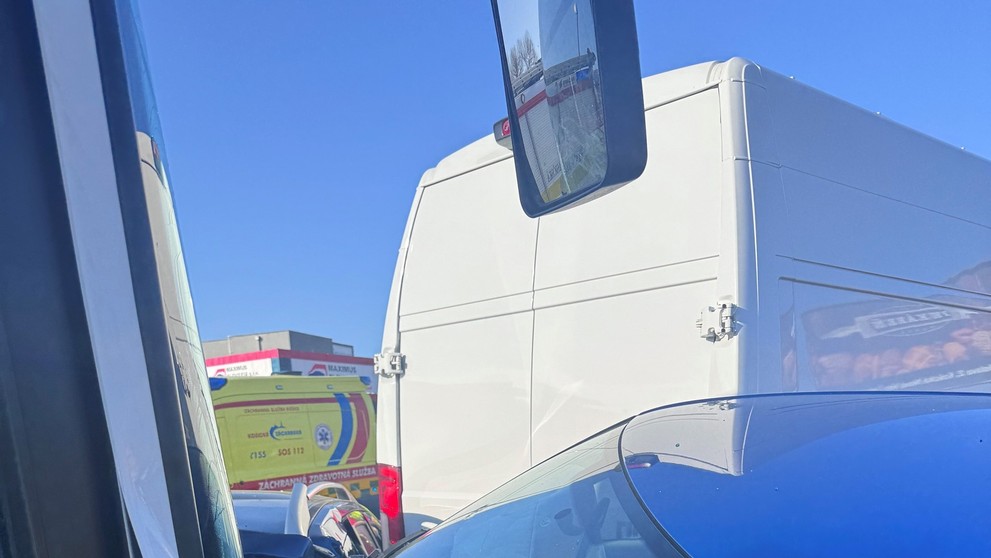 Nehoda viacerých áut s autobusom.