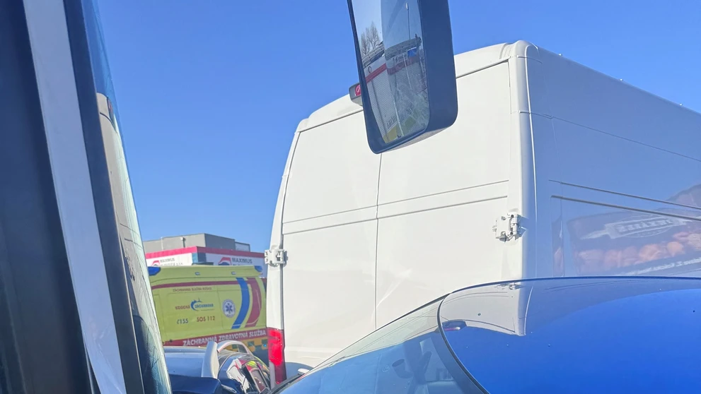 Nehoda viacerých áut s autobusom.