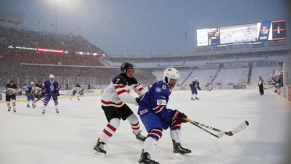 Útočník Kanady Boris Katchouk jasá po zásahu proti USA na MS 20.