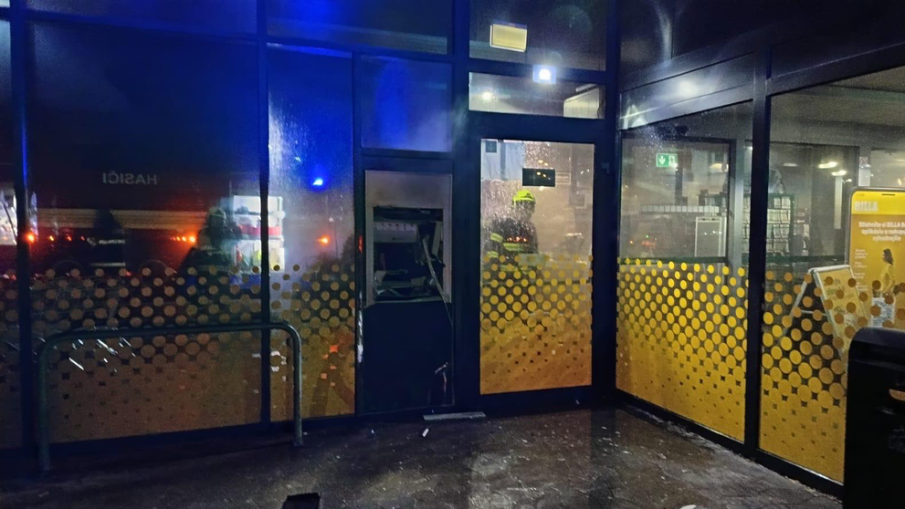 Neznámi páchatelia poškodili bankomat v Piešťanoch