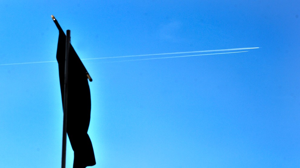 Čierna zástava na znak smútku na letisku Aeroklubu Dubnica nad Váhom v Slavnici