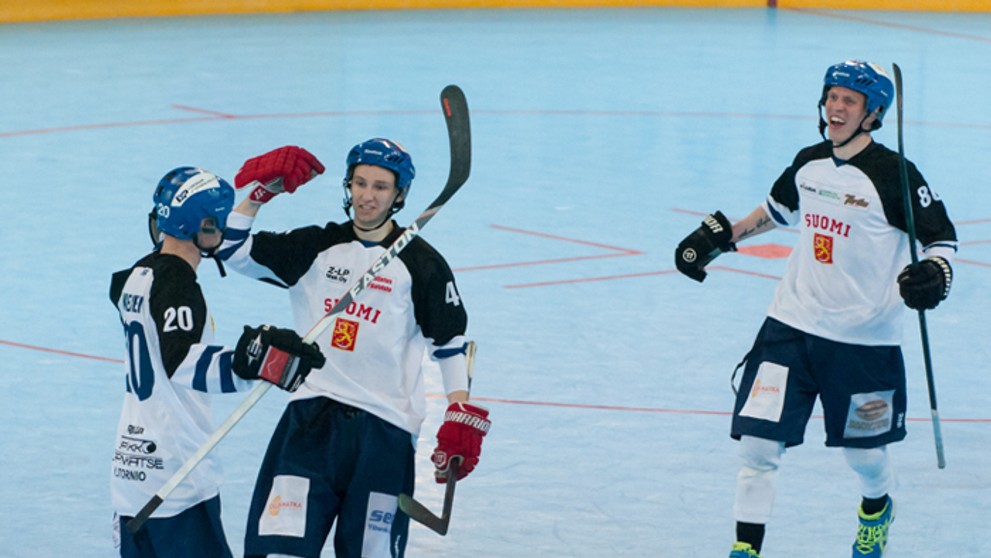 Fíni sa tešia z gólu do našej bránky na MS v hokejbale.