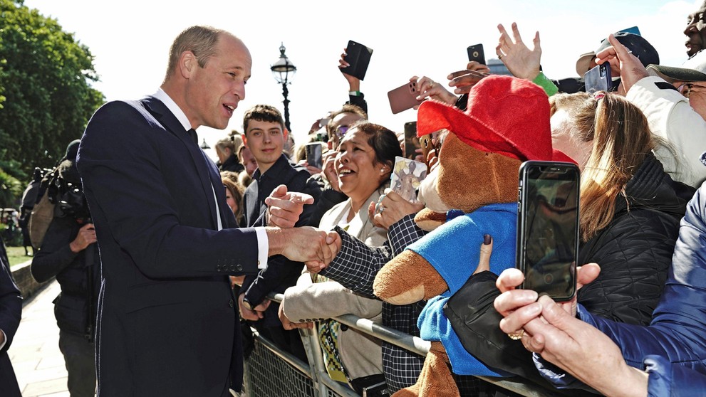 William pozdravil ľudí čakajúcich v rade