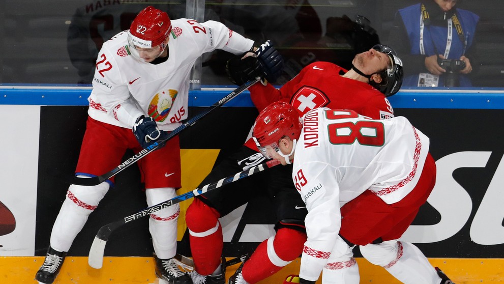 Bielorusi Danila Karaban (vľavo) a Dmitri Korobov atakujú Švajčiara Damiena Brunnera (v strede) v dueli MS 2017.