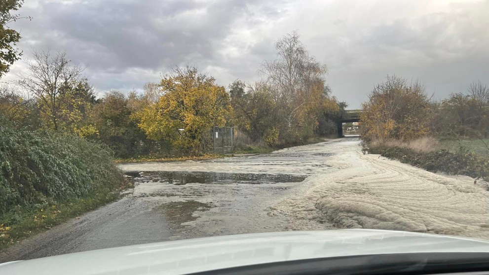 Vyliata tekutina neďaleko diaľnice D1 na úseku medzi Sencom a Blatným