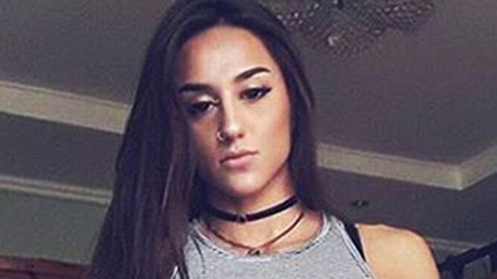 Krásna fitneska miluje svaly.