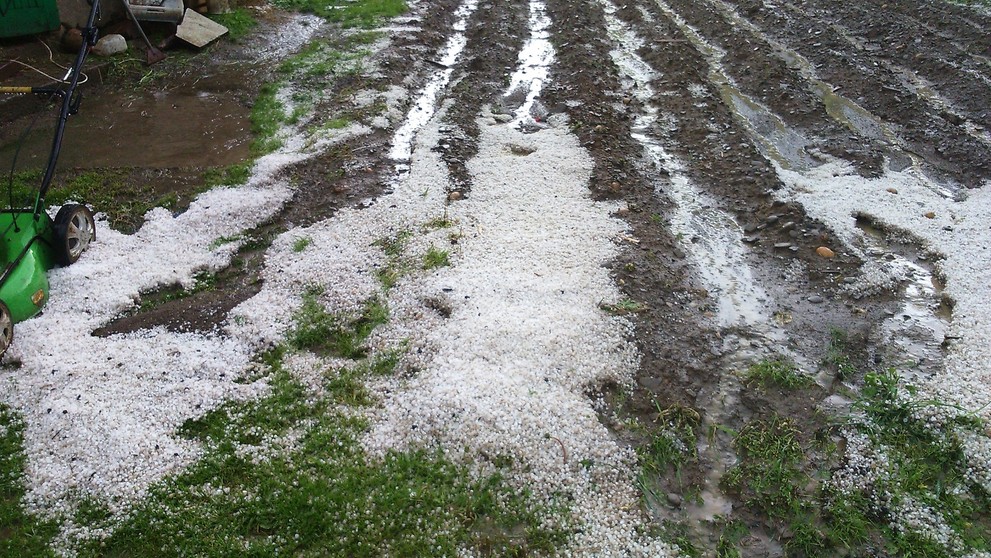 Ľadovec zasypal aj dvory zahrady v obci Plavnica.