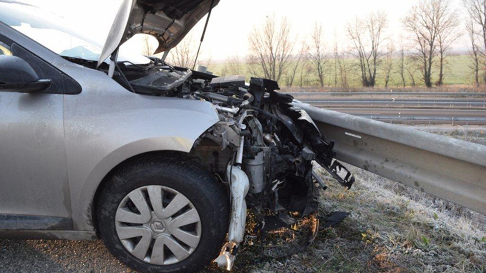 Záber na rozbitý motor po nehode vo Váhovciach.