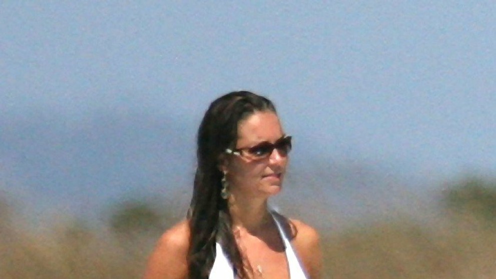 Guvernér Kalifornie Gavin Newsom so synom na pódiu