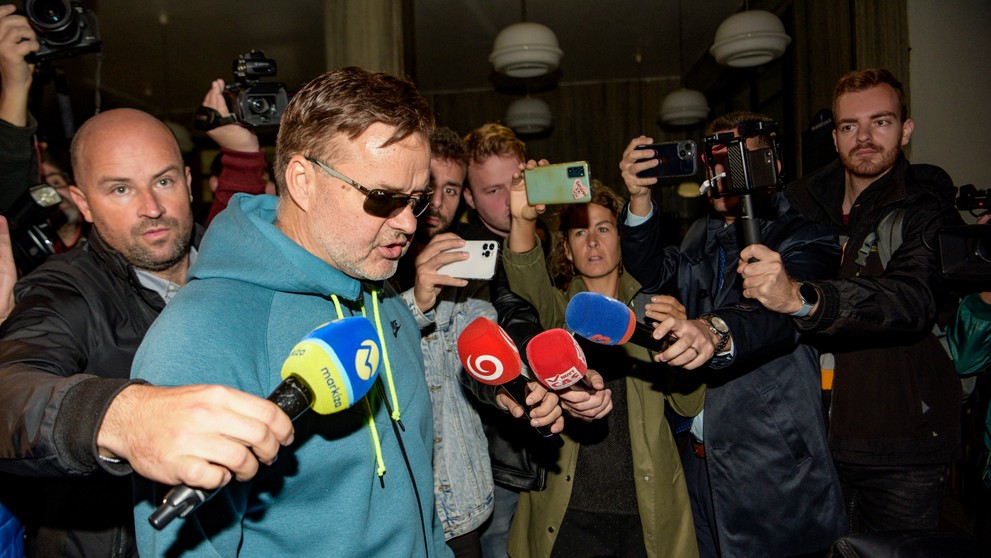 Obvinený Dušan Dědeček prichádza na Krajský súd v Bratislave.