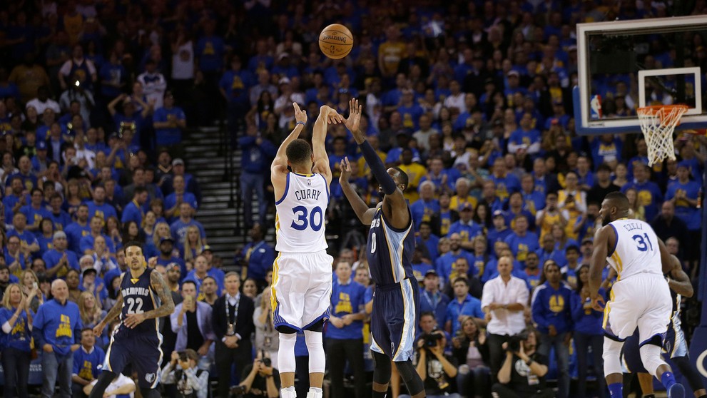 Stephen Curry zaznamenal v poslednom zápase sezóny 10 presných trojkových pokusov, čím uzavrel počet v základnej časti na 402, n