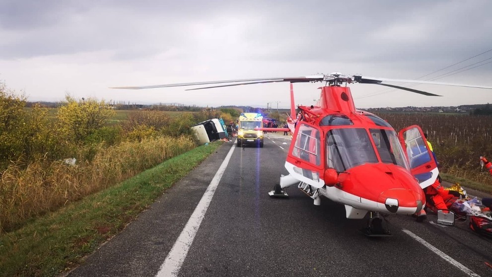 Na mieste nehody zasahujú záchranné zložky.
