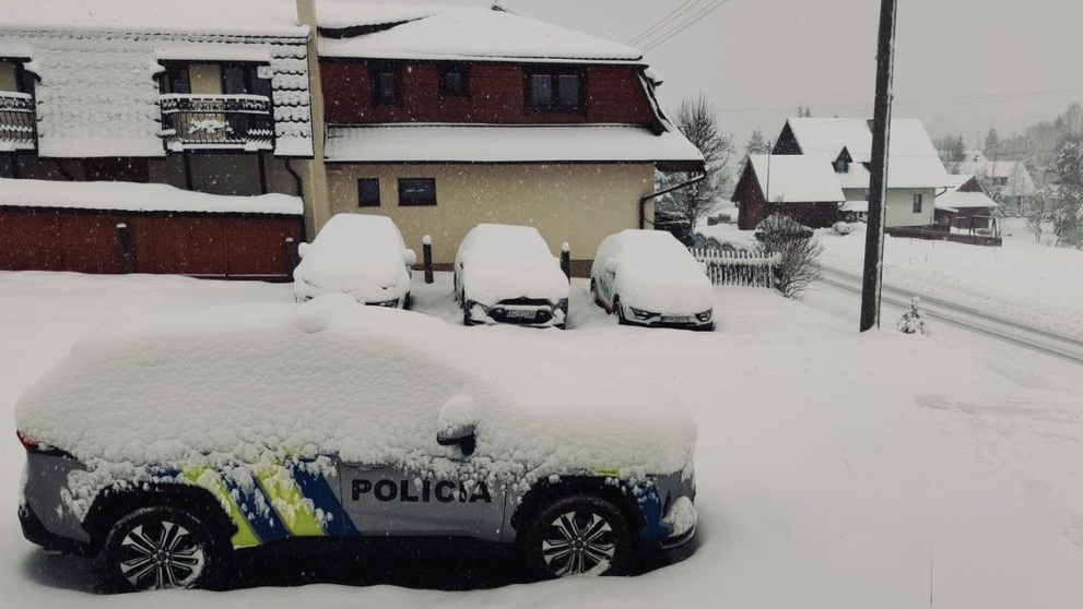 Sneh skomplikovali dopravu na niektorých miestach.