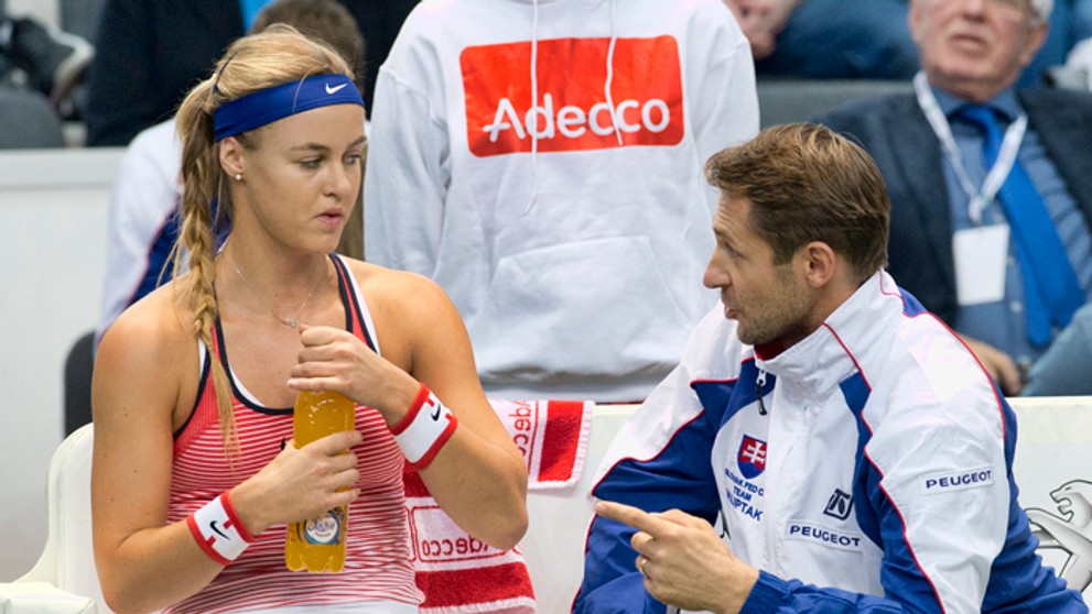 Anna Karolína Schmiedlová s kapitánom Matejom Liptákom počas zápasu Fed Cupu proti Austrálii.