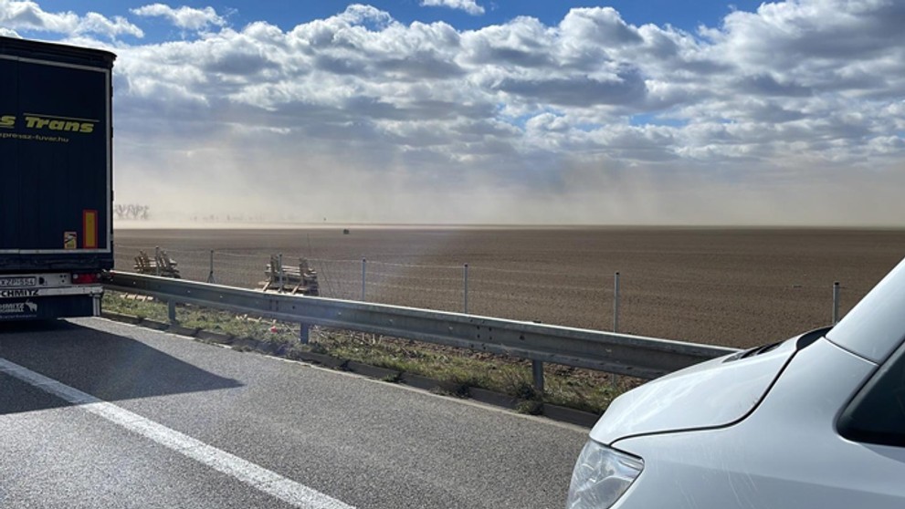 Piesočná búrka na D2.