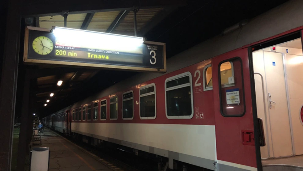 Oznámenie o meškaní vlakov po tom, čo medzinárodný vlak EC 270 Petrov pretrhol v Bratislave trakčné vedenie.