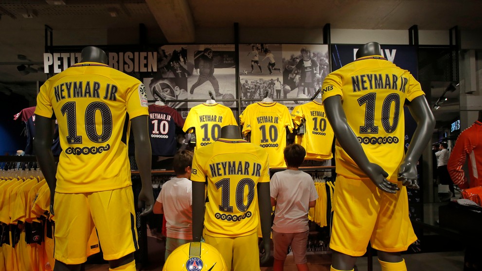 Na snímke limitovaná edícia dresov  Neymara vo výklade oficiálneho klubového obchodu PSG.