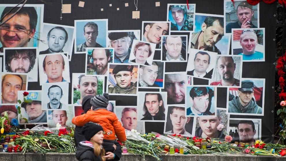 Pamätne miesto na ulici v Kyjeve s fotografiami mužov, ktorí prišli o život. 22. február