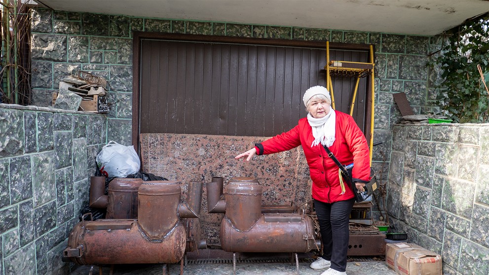 Galina Ivanovna ukazuje piecky, ktoré nechala vyrobiť podľa zadania od Ivana