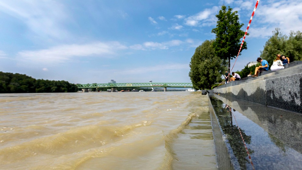 Pokles Dunaja pri nákupnom centre.