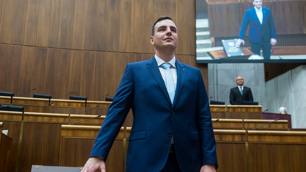 Na snímke Dávid Dej (Progresívne Slovensko) skladá poslanecký sľub počas ustanovujúcej schôdze Národnej rady Slovenskej republiky.